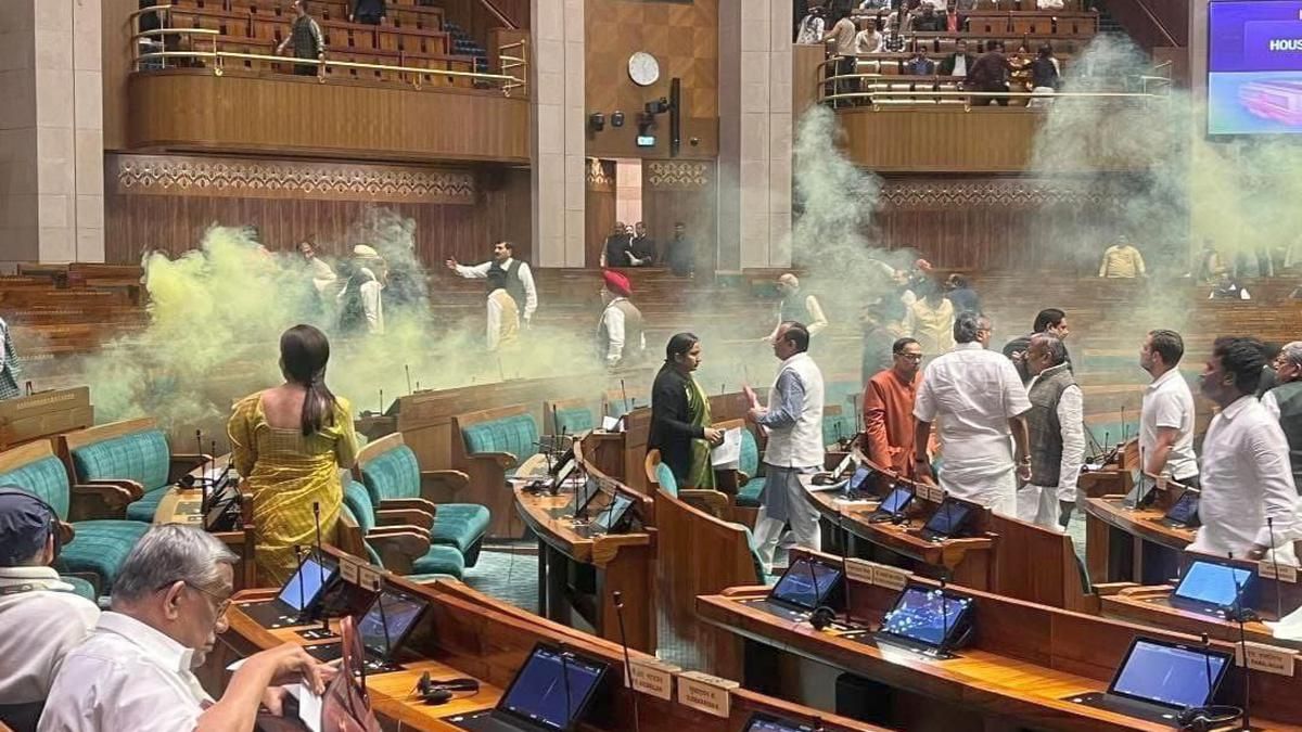 Na výročí brutálního útoku v Indii vnikli do parlamentu dva muži